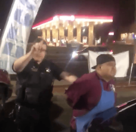 El arresto fue grabado en video por Jesse Montz Ramírez, quien lo compartió en sus redes sociales.