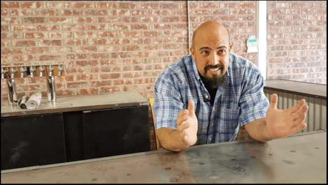 Carlos Guzmán, uno de los propietarios de El Paso Brewing Company.