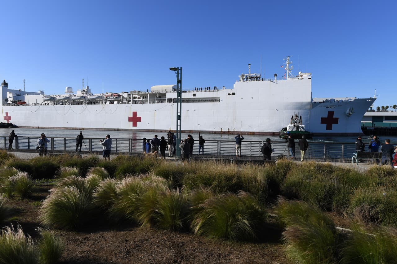 En preparación para el creciente número de casos de coronavirus que se esperan en Los Ángeles, el Buque Hospital Mercy atracó este viernes en el puerto de la ciudad. El barco hospital que ha servido en operaciones humanitarias en todo el mundo ahora llega al sur de California para apoyar a la ciudad en la emergencia de salud pública que se ha desatado por el aumento de casos de coronavirus.