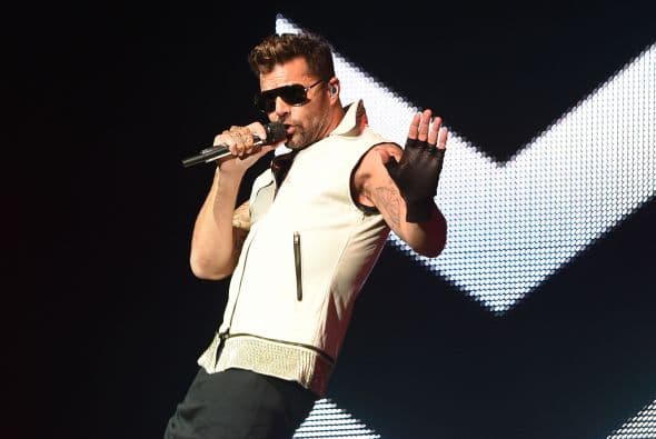 Sus pasos de baile son sensacionales y nos derrite con cada uno de ellos.