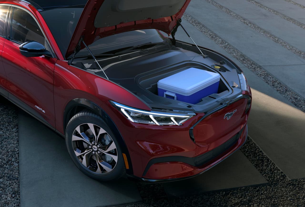 Mientras que bajo el capó, se puede almacenar hasta 4.8 pies cúbicos de carga. Según el fabricante, este espacio también puede ser utilizado como hielera, por lo que además ha agregado un pequeño tapón de drenaje en la parte inferior y no se encuentra forrado con ningún tipo de tela.