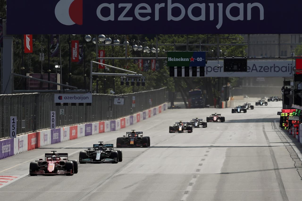 Tras una carrera muy dramática en el Gran Premio de Baku, el mexicano Sergio 'Checo' Pérez se lleva la carrera en la Formula 1 y consigue su segundo podio en su carrera. El piloto de Red Bull comparte el podio con Sebastian Vettel y Pierre Gasly. Max Verstappen abanonó la carrera tras ser puntero por una llanta reventada y Hamilton abandonó la carrera.
