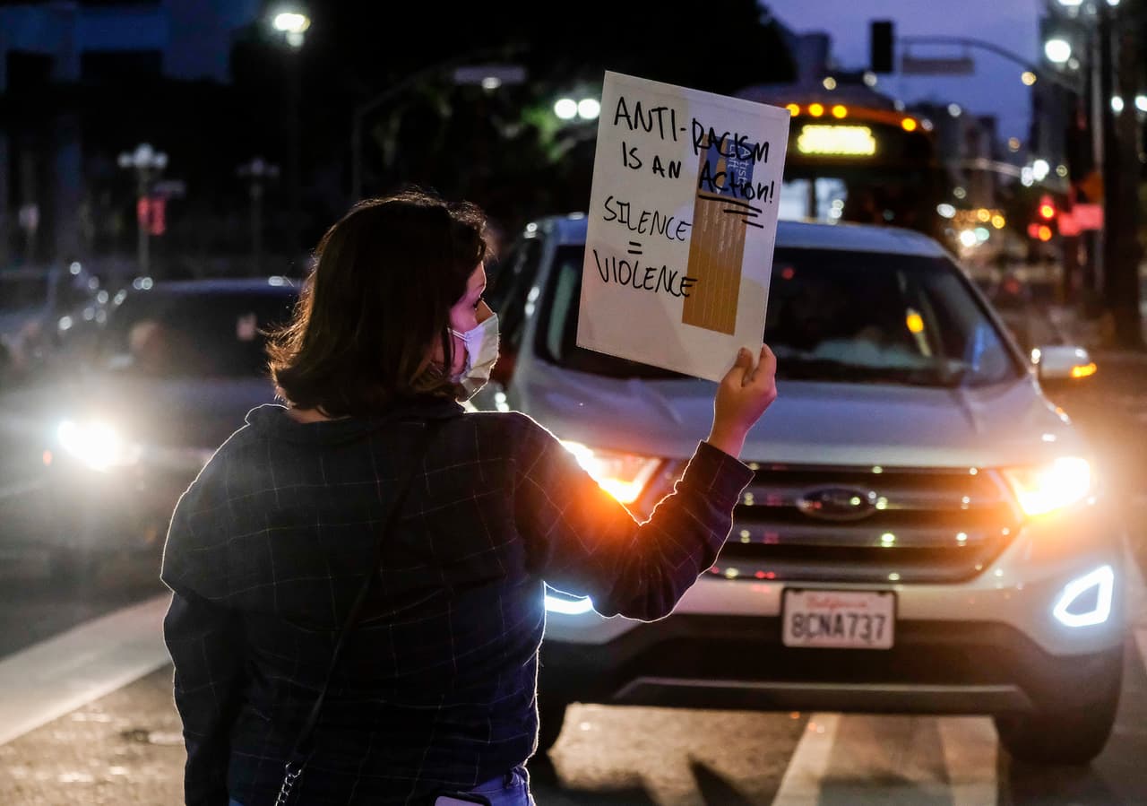 Sin embargo, las manifestaciones no cesaron y fueron atrayendo a otros manifestantes en otros puntos de la ciudad.
