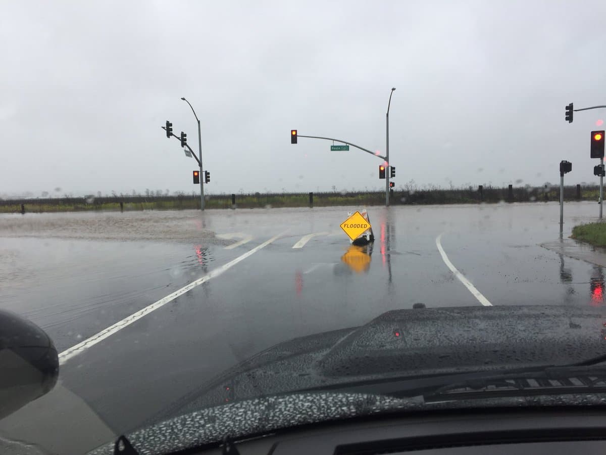 El río atmosférico ha cobrado fuerza trayendo consigo fuertes lluvias y poderosas ráfagas de viento a la región, causando deslaves e inundaciones que mantienen cerradas varias autopistas.