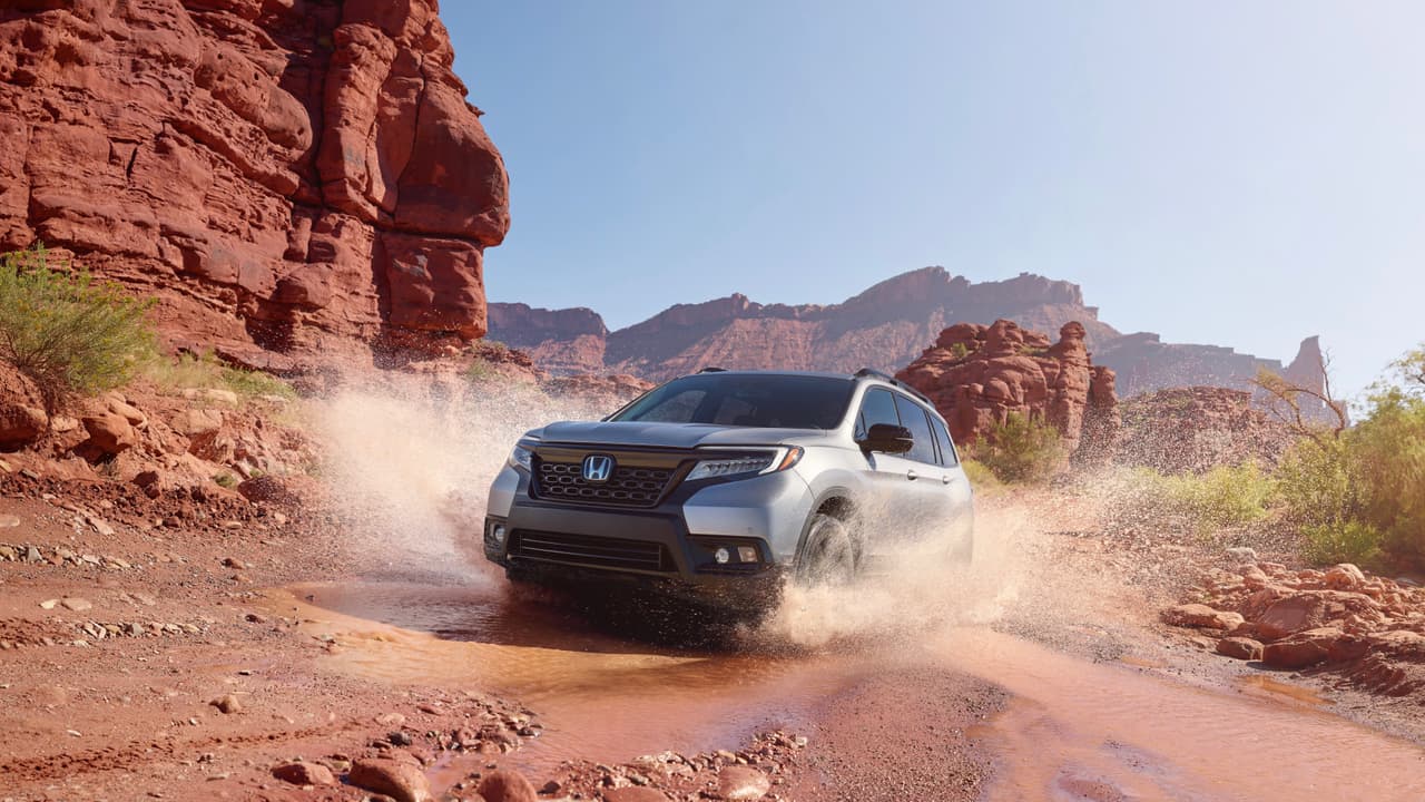 Entre las 
<b>tecnologías de marcha</b> con que Honda dotó a la Passport se encuentra un sistema inteligente de distribución variable de torque y un sistema inteligente de control de tracción con modos de nieve, fango y arena, los tipos de tecnología que convierte a los conductores más incompetentes en buenos choferes. La Passport también cuenta con el sistema de seguridad y ayuda al conductor Honda Sensing que incluye entre otras ayudas, frenado automático de emergencia y asistencia activa de mantenimiento de canal.