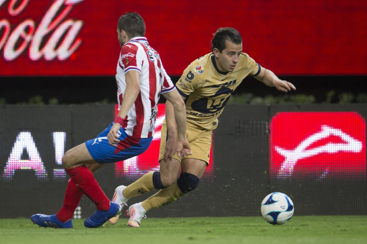 Las chivas logran venir de atrás para vencer a Pumas 2-1 y subir lugares en la tabla de posiciones.Pumas se queda en el penúltimo lugar con 5 puntos y las Chivas suben hasta la décima posición con 10 unidades.