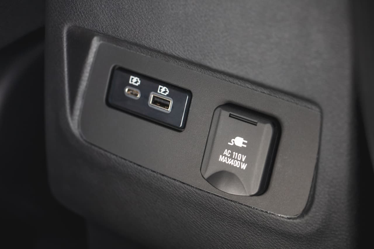 De serie también incluye dos puertos USB (uno de tipo A y otro de tipo C), dos puertos de carga de 12V y asistencia con Siri.