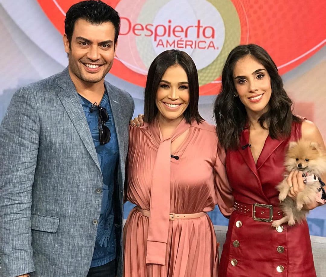 Bombom no se separó de la actriz que da vida a las gemelas Paola y Paulina en la nueva producción de La Usurpadora. "¡Quiero ser tu madre, tomáme!", fueron las palabras que Sandra le dijo a Bombom fuera del aire.