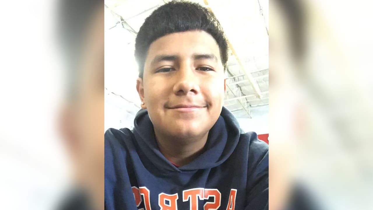 Lo matan al salir de un complejo de departamentos en Houston, buscan al asesino