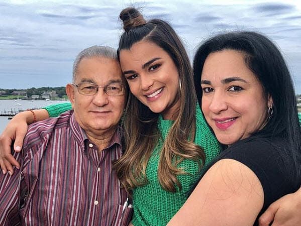 "Ya tenía 15 años sin pasarme un día como hoy con los dos juntos. Gracias a todos los que me han enviado sus buenos deseos, ¡los quiero mucho! Gracias Dios", escribió la presentadora el pasado 23 de septiembre cuando cumplió 27 años de edad.