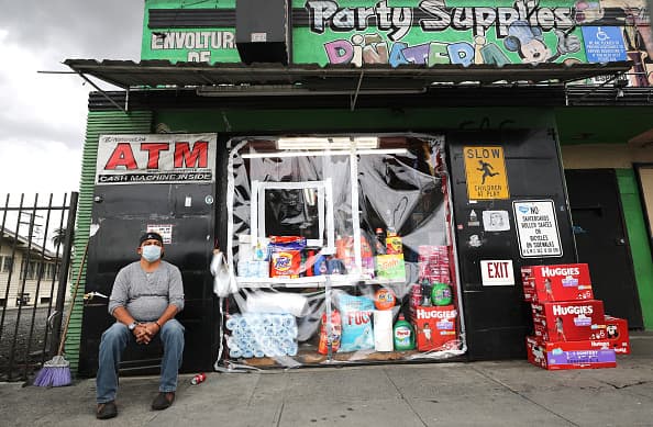 Pero además de las máscaras, muchos negocios esenciales deben proteger a sus trabajadores detrás de un plástico o lámina de fibra.