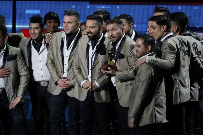 De tal manera que año con año es muy común ver a los músicos en importantes premiaciones recibiendo galardones por su trabajo, poniendo en alto el nombre de México, de Cruz Lizárraga y de la música de banda sinaloense.