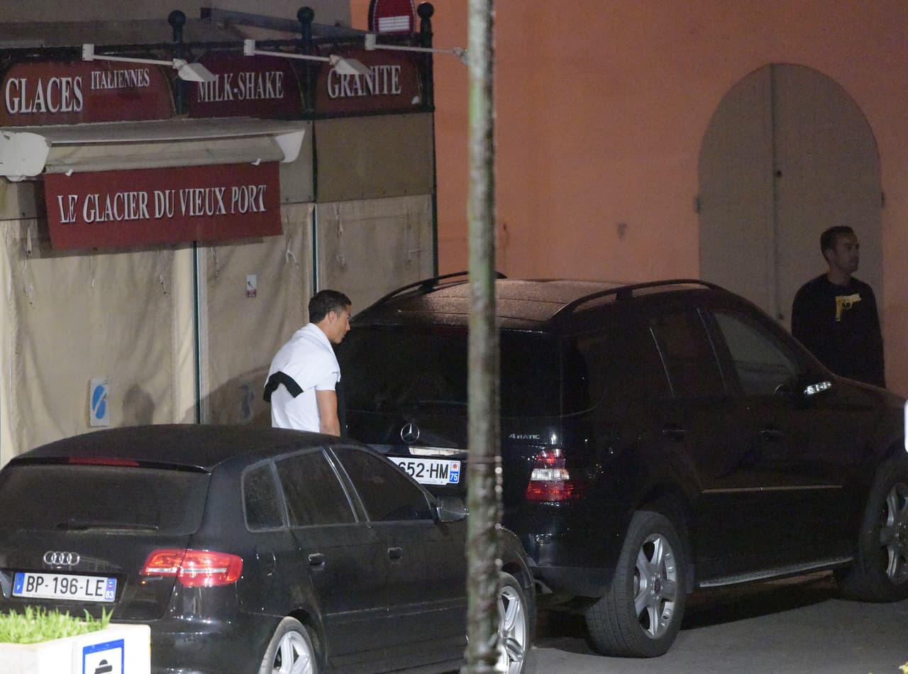 La estrella del Real Madrid fue obligado cordialmente a salir del puerto francés.