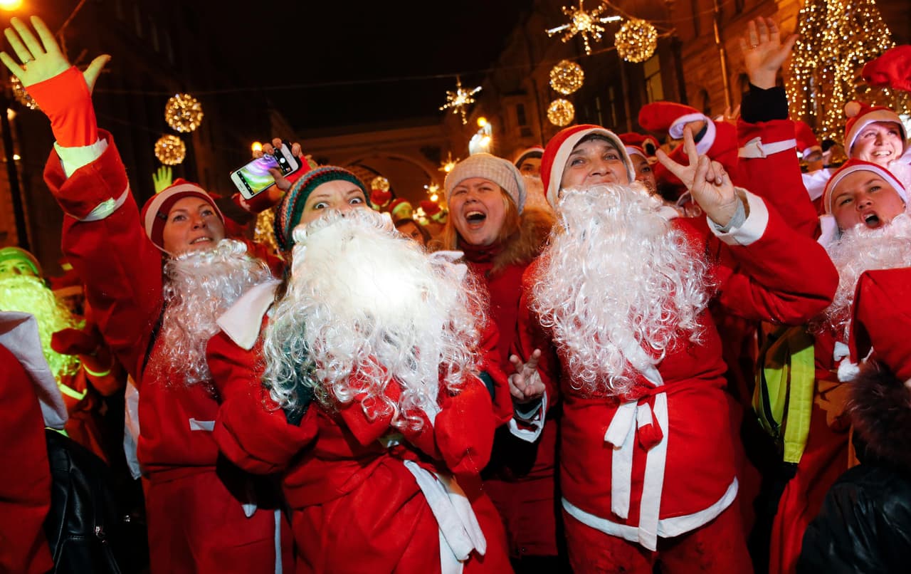 Personas vestidas como ‘Ded Moroz, el abuelo Frost’ (como se conoce a Santa Claus en Rusia), corren durante una competencia navideña en San Petersburgo. 21 de diciembre de 2019.