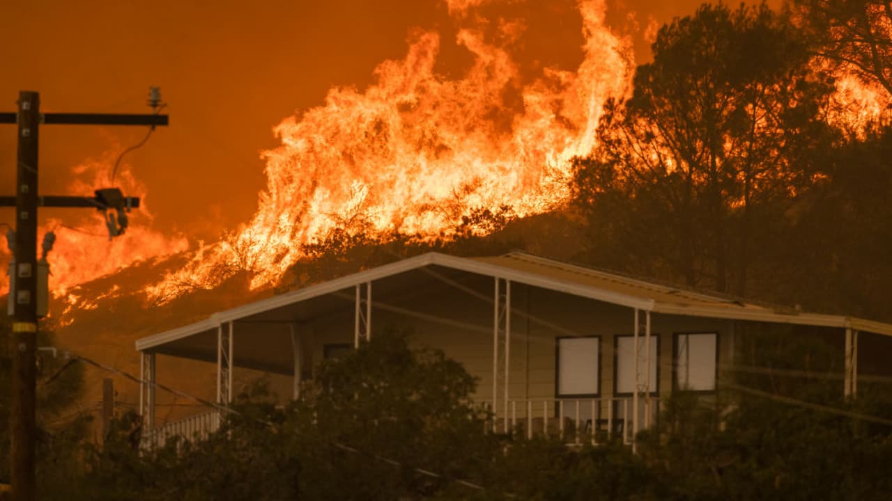 Ante el último caso de incendio registrado en la noche de este miércoles, el departamento de bomberos de Nueva York entrega algunos consejos para evitar estas tragedias: no conectar calentadores con extensiones, sino directo a la pared, no utilizar la estufa para calentar la casa, vigilar los alimentos mientras se están cocinando y mantener detectores de humo y monóxido.