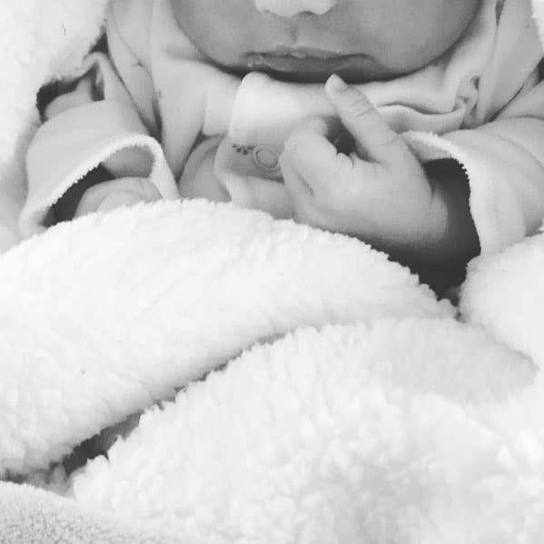 Y es que la pequeña Mila le enseñará a ser padre a su corta edad.