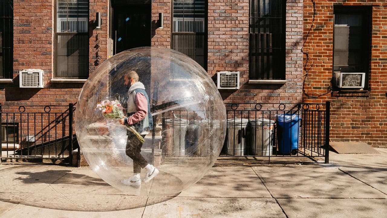 Luego, cruz贸 la calle, fue hasta la entrada de su edificio y le pidi贸 que saliera.
