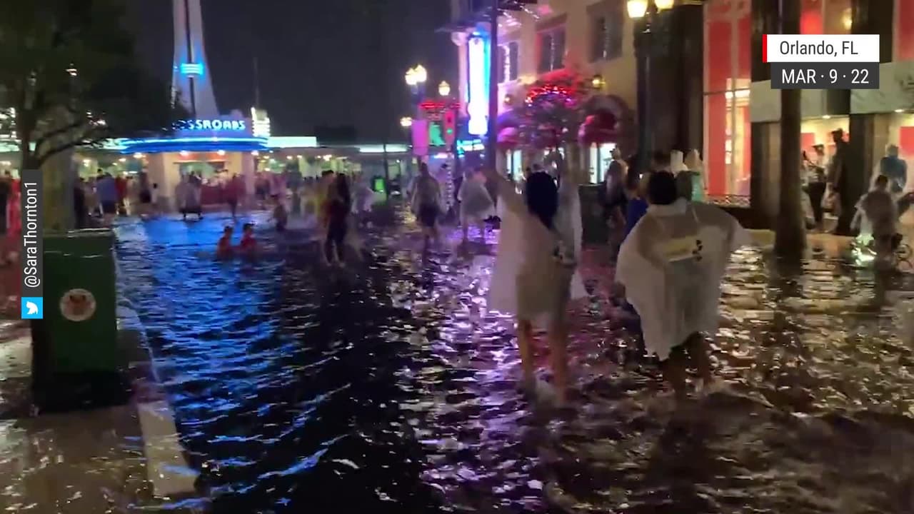 Así disfrutaron los visitantes a Disney World la fuerte lluvia que cayó esta semana en Orlando