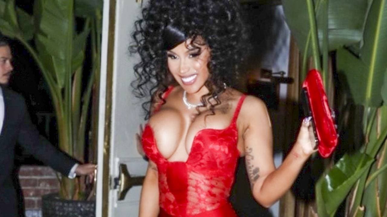 Cardi B conquista el look de la semana twerkeando en un auto