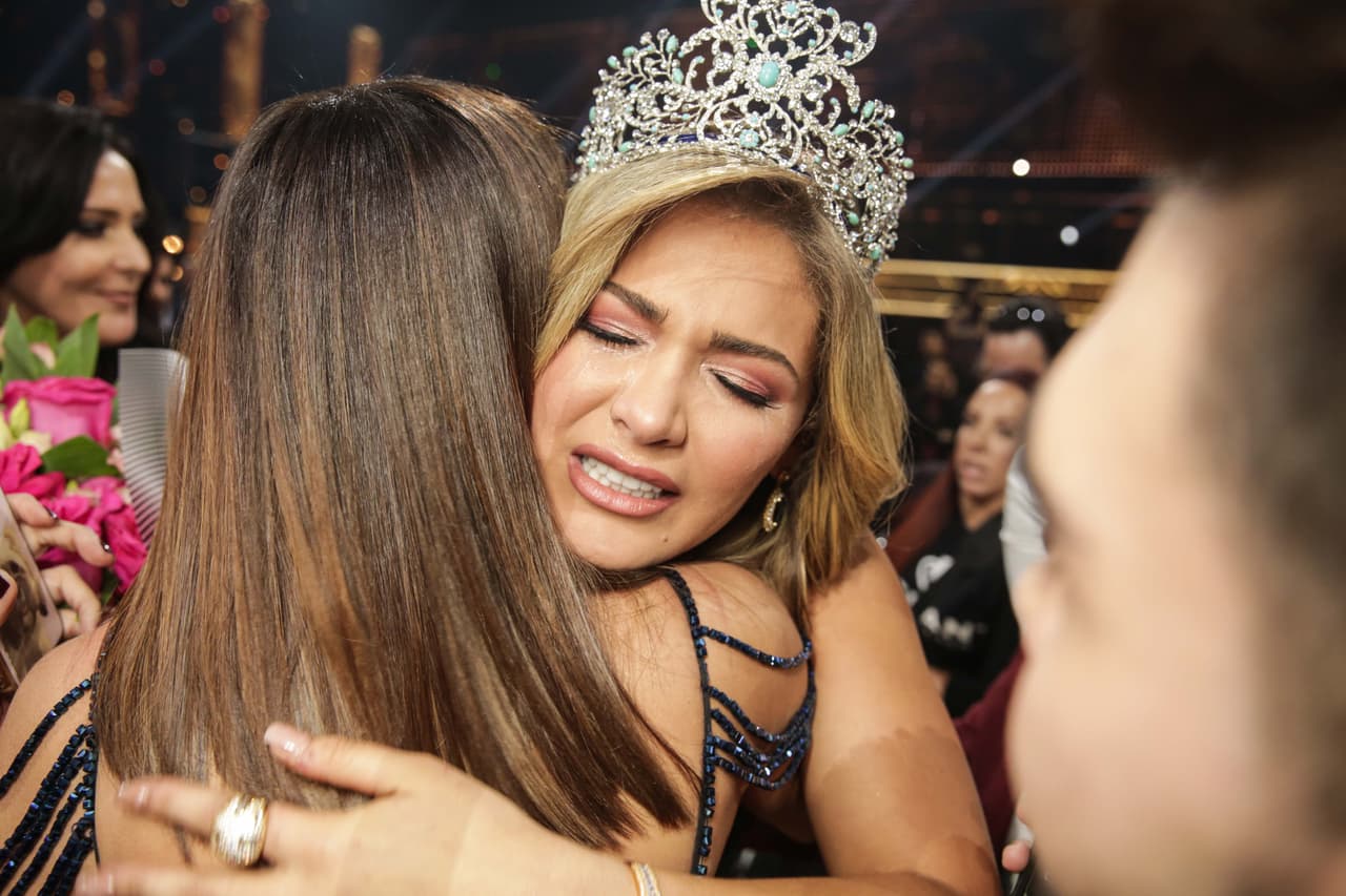 Claro que al terminar de caminar por la pasarela y agradecerle al público, Migbelis corrió a abrazar a los miembros del jurado.