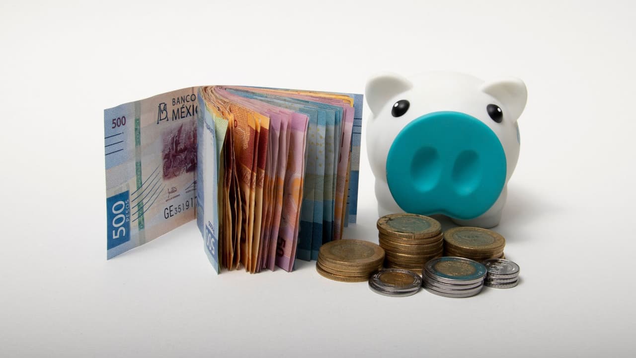 <h3 class="cms-H3-H3">Impuestos al retirar ahorro voluntario</h3> El dinero obligatorio de tu AFORE
<b>no paga impuestos al momento del retiro por pensión</b>. El ahorro voluntario, en cambio, tiene reglas:
<br>
<b>Si lo retiras después de cinco años</b>, es libre de impuestos.
<br>
<b>Si lo retiras antes</b>, tu AFORE retendrá 20% de ISR y deberás reportarlo en tu declaración
<br>. Por eso conviene
<b> pensar en ese ahorro como un respaldo a largo plazo.</b>