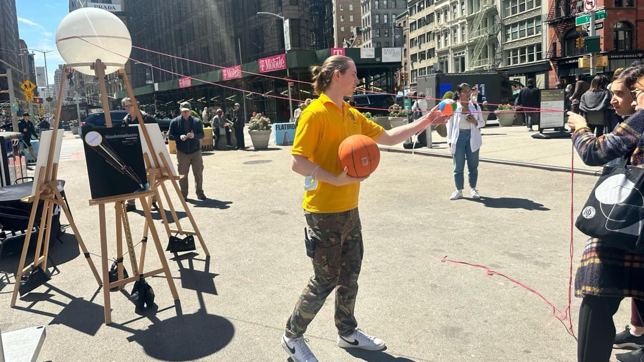 En los alrededores de Flatiron algunos astrónomos amateurs realizaron ejercicios para enseñar a los asistentes cómo es que se forman los eclipses.