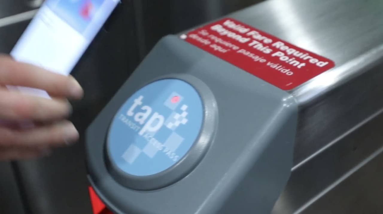 “En medio de la pandemia de covid-19, esta nueva característica ofrece una gran opción para los trabajadores esenciales, respeta el distanciamiento social sin que el conductor necesite la interacción del operador del autobús, y funciona en todas las agencias participantes de TAP, ya sea que los pasajeros aborden en la parte delantera o en las puertas traseras ”, dijo el director ejecutivo de Metro, Phillip A. Washington.