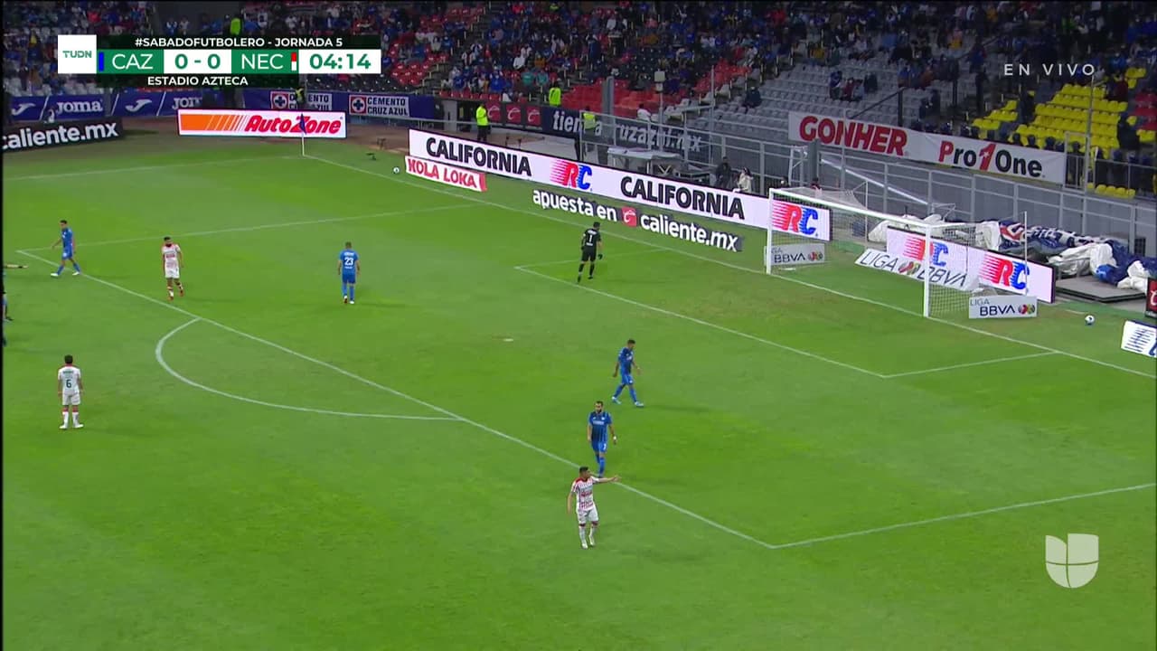 ¡CERCA! Idekel Domínguez disparó que se estrella en el poste.