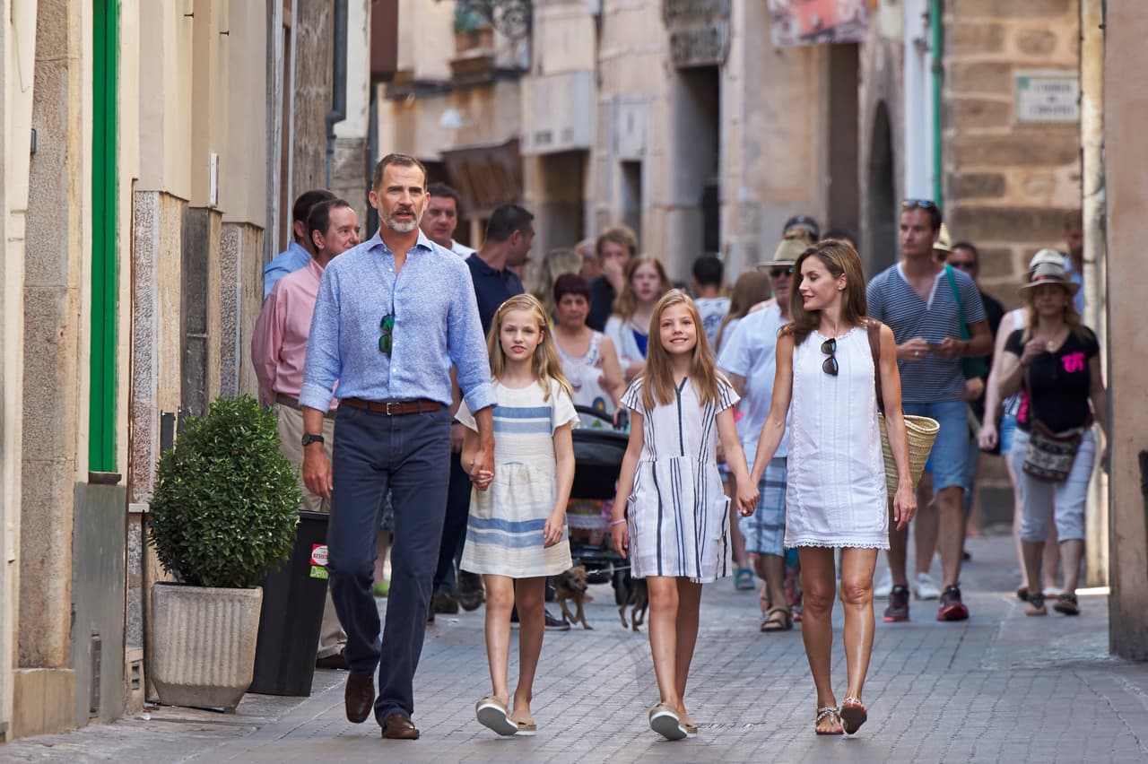 El hecho de darles golosinas a espaldas de su madre contravenía las disposiciones de la reina Letizia, quien desde siempre ha sido muy estricta con la alimentación y educación de sus hijas.