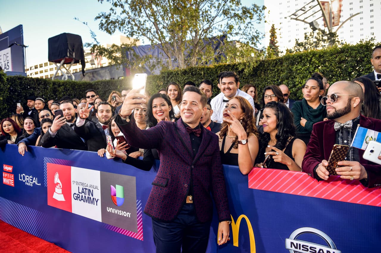 Muchos famosos se acercaban a sacarse su selfie con la gente