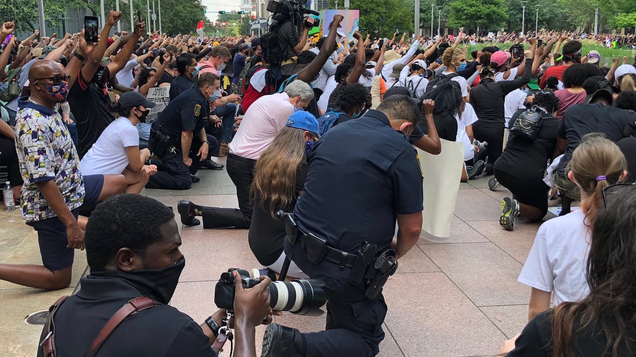 El 
<a href="https://www.univision.com/local/houston-kxln/jefe-de-la-policia-de-houston-se-arrodilla-en-memoria-a-george-floyd">jefe de la policía de Houston, Art Acevedo</a>, se arrodilló junto a los manifestantes por 30 segundos en honor a Floyd.