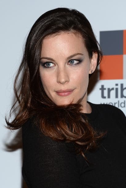 Por eso, Fax propone optar por looks con movimiento y con mechas que enmarquen la cara, tal como el de Liv Tyler.