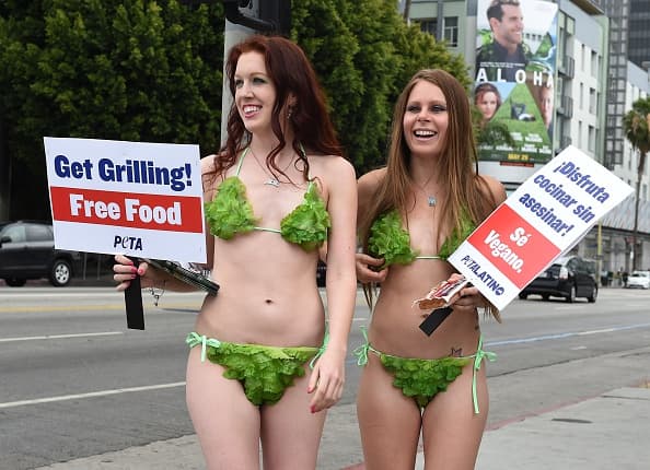 Activistas de la organización ‘PETA’ lanzaron una creativa campaña para impulsar el uso y consumo de productos vegetarianos durante las fiestas de Memorial Day.