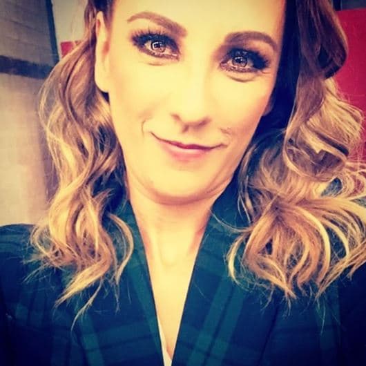 Durante su visita al programa 'Con permiso', conducido por Juan José Origel, la también comediante fue cuestionada acerca de su repentina salida de Televisa, a lo que ella respondió: "¡Por berrinchuda! Por loca, por cabrona. No, soberbia no, quería justicia [...]".