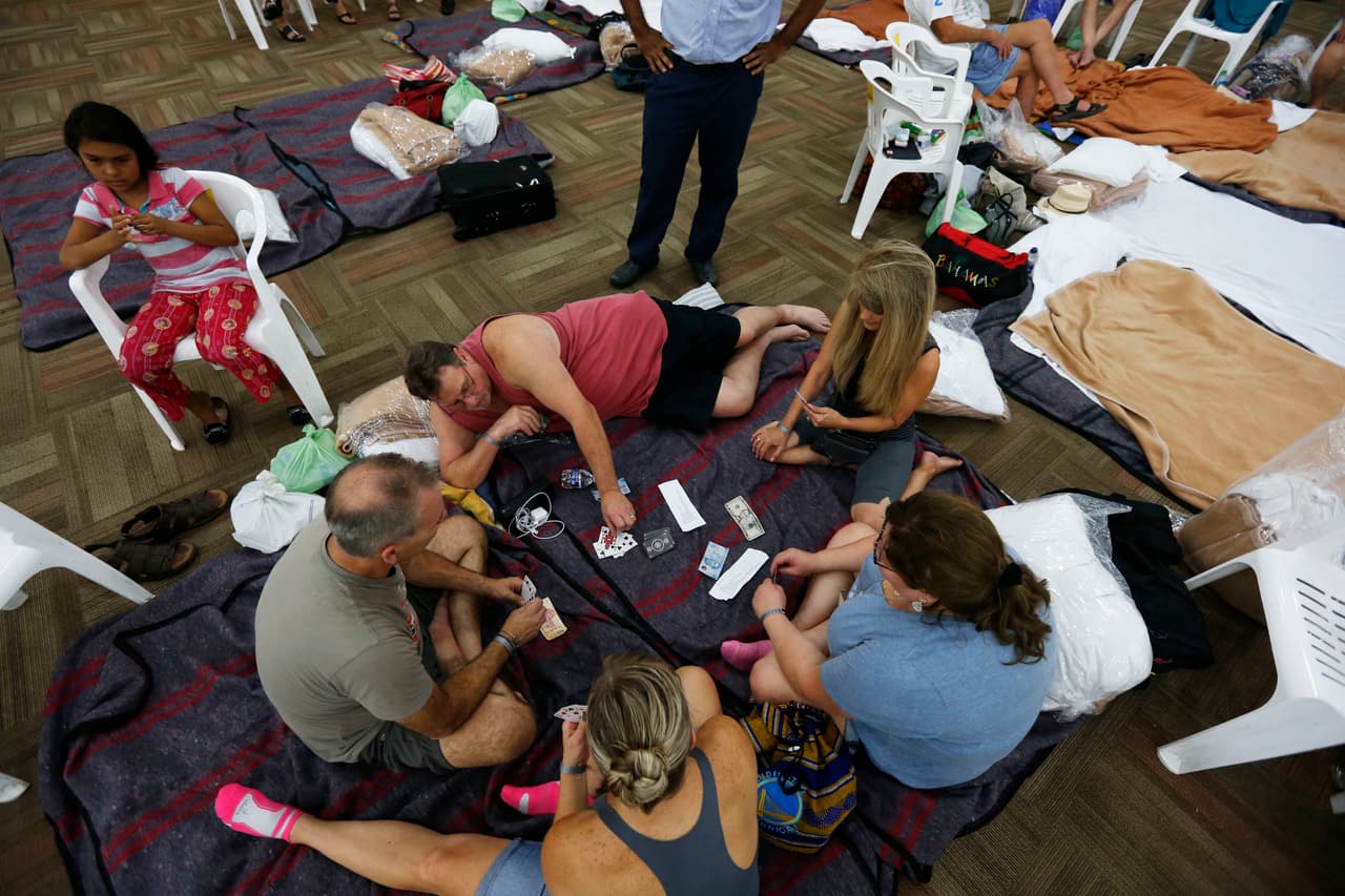 El interior de un refugio en Mazatlán. Las autoridades temen que Willa genere olas de más de 19 pies de altura y marejadas destructivas en las costas de Puerto Vallarta, una ciudad turística del estado de Jalisco.