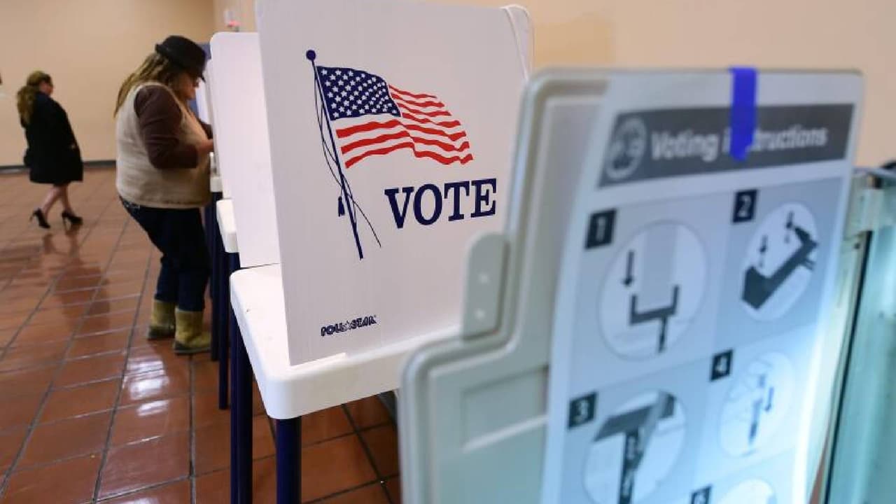 ¿Quiénes no pueden registrarse para votar?
<br>No pueden votar las 
<b>personas que hayan sido condenadas de traición a la patria </b>ni de un delito grave y no han sido restituidos sus derechos civiles. Tampoco aquellas que han sido declaradas incapacitadas por un tribunal de justicia. No ciudadanos de los Estados Unifos. 
<br>
<br>Para más información 
<a href="https://azsos.gov/elections/voters" target="_blank">visita este enlace del Secretario de Estado</a>.