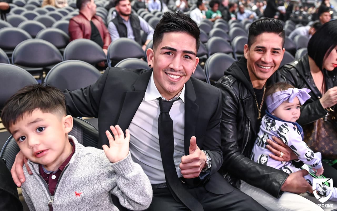 Leo Santa Cruz apoyando a Mikey García.