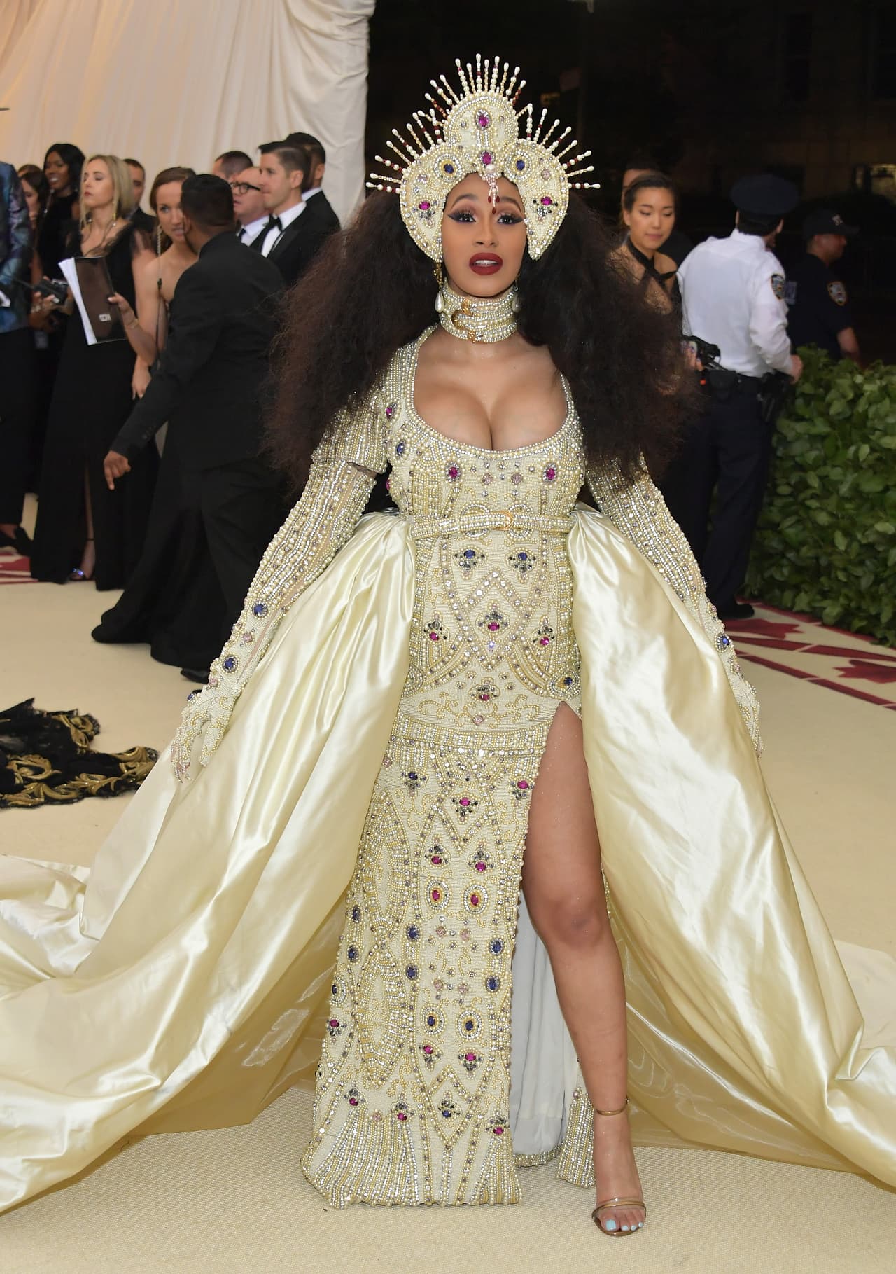 La Met Gala del 2018 tuvo como tema “Cuerpos celestiales: la moda y la imaginación católica”. Este fue el debut de
<b>Cardi B,</b> quien usó un vestido completamente cubierto en perlas y diamantes (diseño de Moschino) y un tocado a juego.