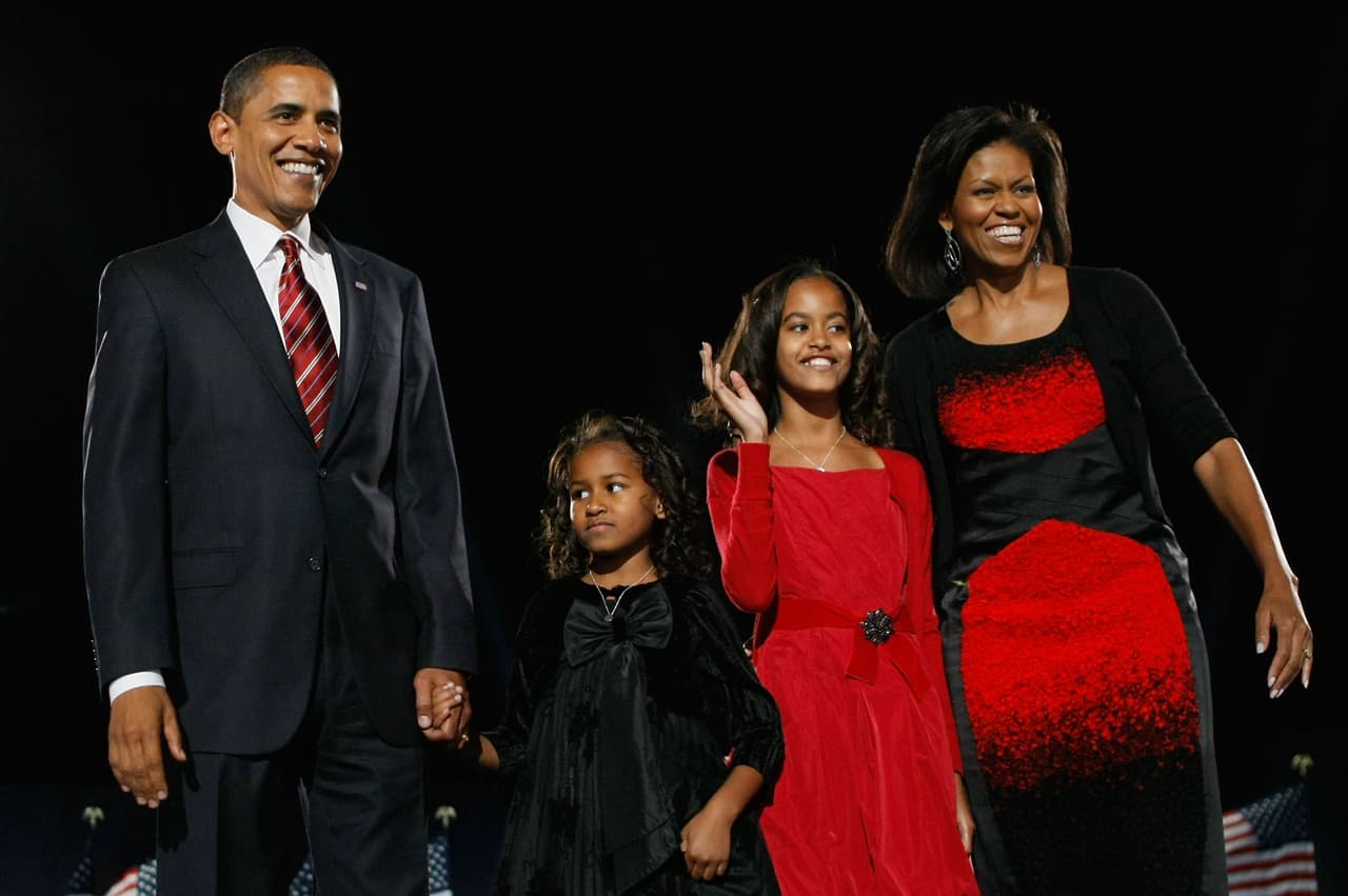 El 4 de noviembre de 2008, Michelle Obama lució un imponente vestido rojo y negro para celebrar que su esposo había sido elegido como presidente de los Estados Unidos. Las niñas fueron vestidas con los mismos colores que su madre.