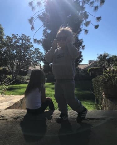 Siguiendo con la famosa familia Kardashian, la mayor de las hermanas, Kourtney, nos dejó ver una tierna imagen de sus hijos, agradeciendo por ellos.
