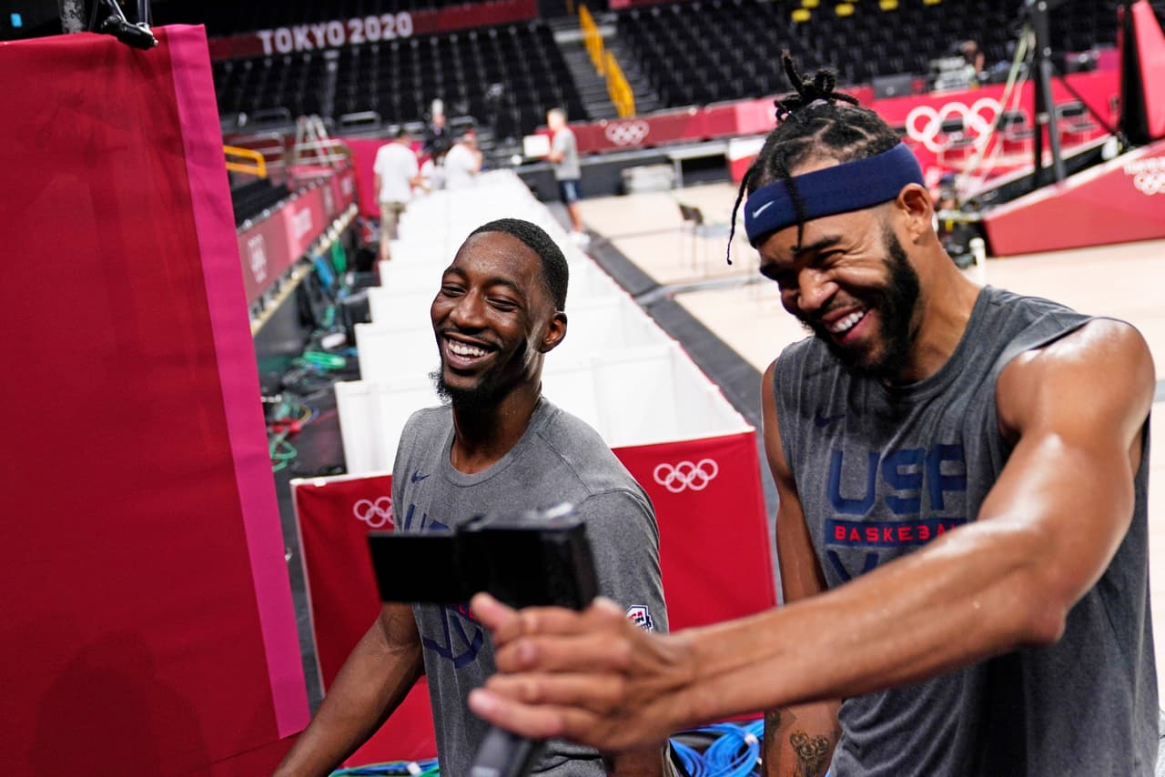 Bam Adebayo y Javale McGee, del equipo de baloncesto de Estados Unidos durante una práctica el 22 de julio. 
<br>
<br>La cantidad actual de contagios de covid-19 es la más elevada desde mediados de enero. A ella se le suman los contagios identificados dentro de la "burbuja" olímpica, que el comité organizador publica por separado. En lo que va de julio el número total asciende a 75, incluidos seis atletas.
<br>