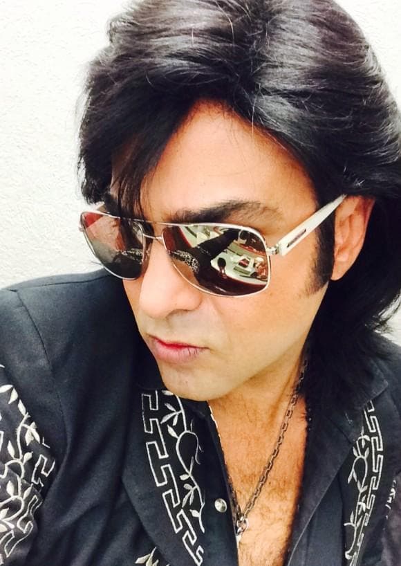 'Albertano' sabe resaltar la hermosura de su rostro. Si tu quieres hacer lo mismo, sólo necesitas unas gafas de sol.