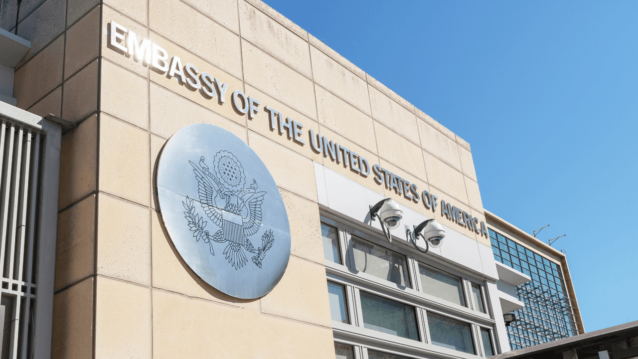 <h2 class="cms-H2-H2"><b>¿Un consulado puede negar visas por turismo de nacimiento?</b></h2>
<br>
<br>“Los consulados normalmente negaban las visas de una persona que estaba embarazada, que quería venir de turismo a los Estados Unidos… esto no es algo nuevo, pero 
<b>nunca se había publicado algo así, que el consulado afirmativamente este diciendo ‘no, no no, el que quiera venir para tener un hijo a los Estados Unidos con una visa de turismo se las vamos a negar</b>”, explica el abogado Raed González.