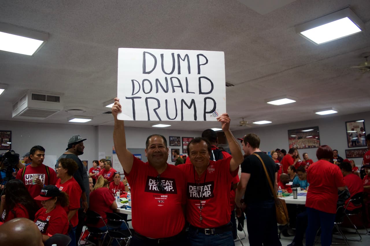 Con camisetas de "Derrota a Trump" y carteles de "Desecha a Trump", los trabajadores de la Union Culinaria en Las Vegas, se dieron cita en su sede para celebrar la votación de latinos y hacer los últimos llamados a las urnas.