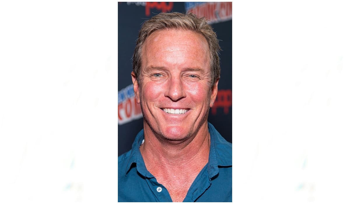 <b>Linden Ashby</b>
<br>El sheriff Noah Stilinski fue interpretado por Linden Ashby, un actor estadounidense también conocido por su rol de Johnny Cage en 'Mortal Kombat'. Obtuvo este papel gracias a sus conocimientos en artes marciales como Karate, Tae Kwon Do y Kung Fu.
<br>