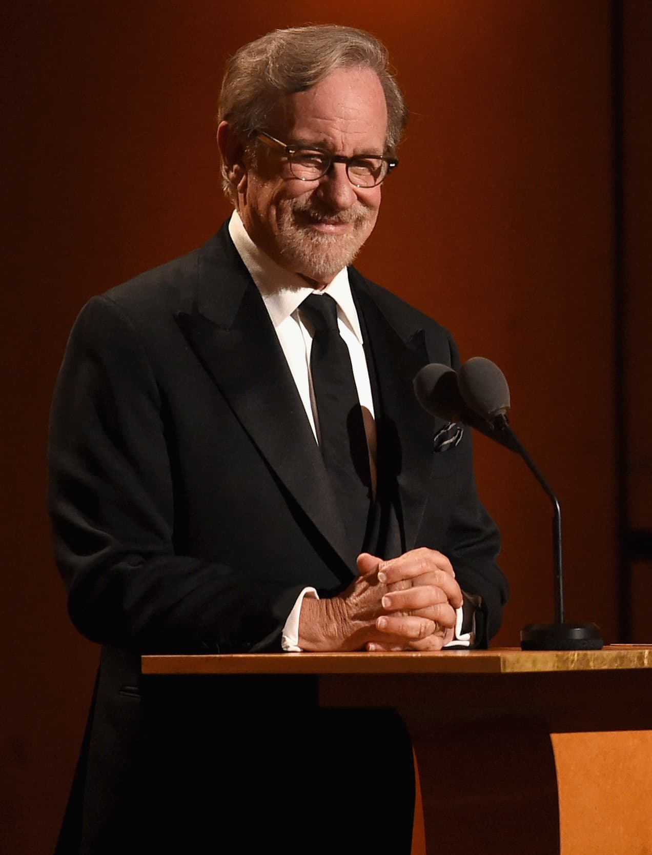 <b><a href="https://www.univision.com/entretenimiento/steven-spielberg-pierde-su-amuleto-de-la-suerte-su-mama">Steven Spielberg </a></b>ocupa el segundo lugar, con 3,700 millones de dólares.