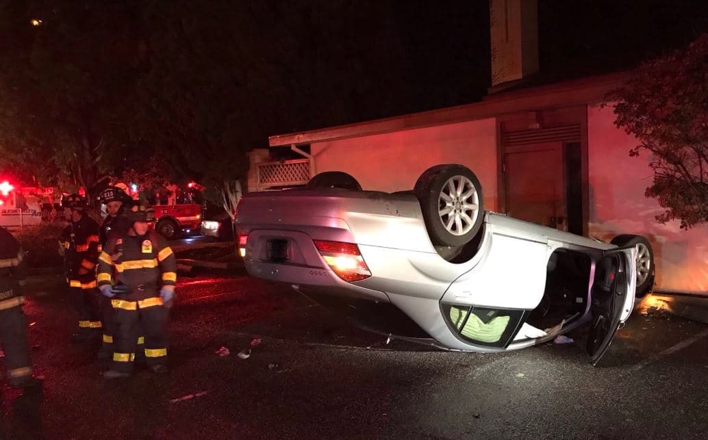 Bomberos de San José rescatan a conductor que quedó atrapado dentro de un automóvil volcado 