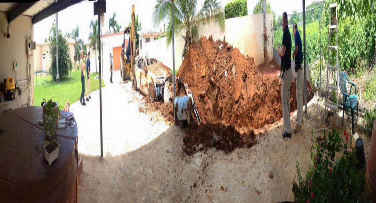 Enterró su carro en el patio de su residencia para reclamar dinero al seguro