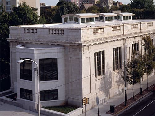 <b>Walnut Street West</b>
<br>201 South 40th Street
<br>Philadelphia, PA 19104
<br>215-685-7671
<br>
<br>Ubicada cerca de la Universidad de Pensilvania, 
<a href="https://libwww.freelibrary.org/locations/walnut-street-west" target="_blank">Walnut Street West Branch </a>ha estado sirviendo al oeste de Filadelfia desde 1906. El edificio fue completamente renovado en 2004 y la entrada fue restaurada a su ubicación original el 40 Calle. La sucursal oeste de Walnut Street abrió el 28 de mayo de 1895, lo que la convierte en la quinta sucursal de la biblioteca pública de Filadelfia. El edificio Walnut Street West abrió al público el 26 de junio de 1906. 
<br>