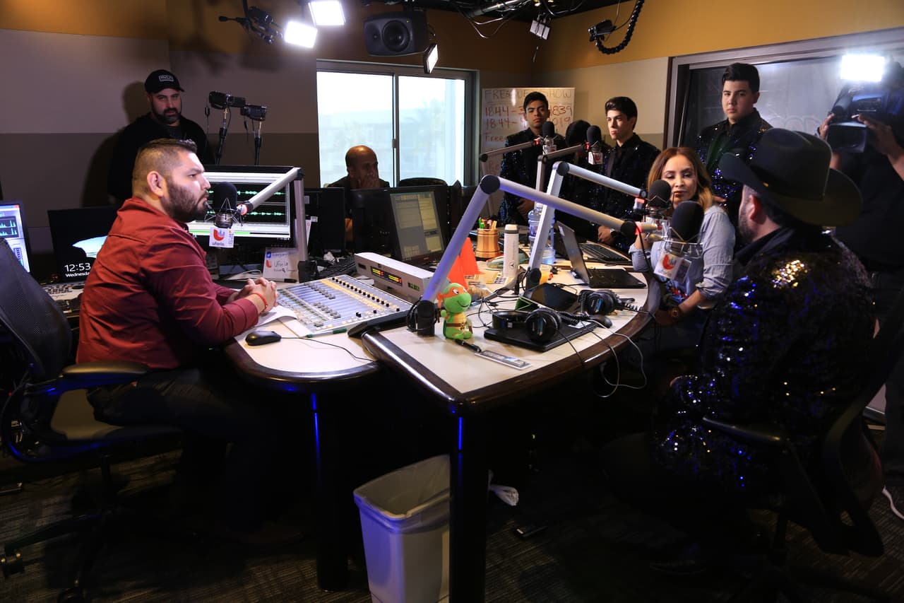 Y de está forma se despidieron de su público al aire.